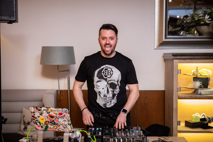 nightclub crowd party